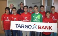 Die C-Jugend 2013 mit Targobank-Filialleiter Torsten Homburg und Trainer Daniel 